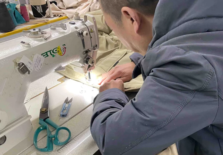 lezhou garment sewing worker